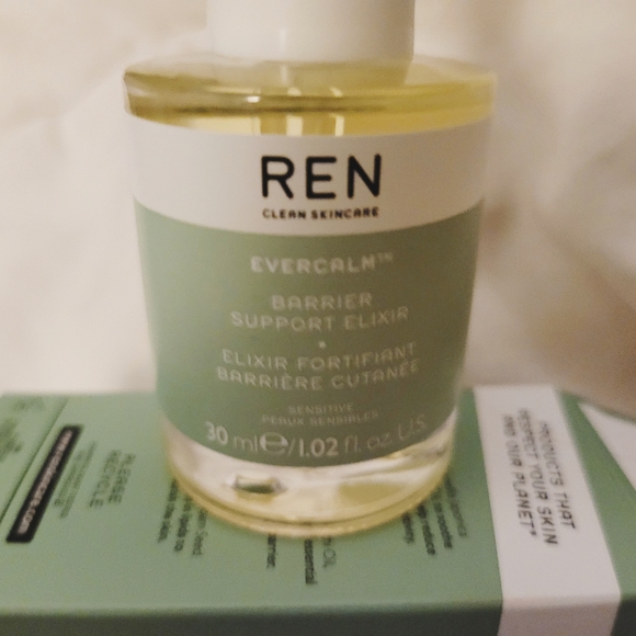REN Clean Skincare Evercalm Barrier Support Elixir 30ml - Picture 3 of 8
